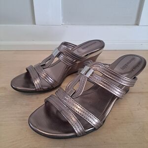 SO Senseability Metallic Wedge Sandals – Size 8.5